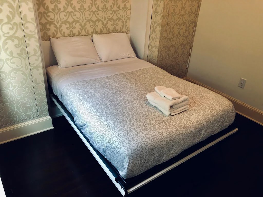 Guest bedroom with two twins, converts to king